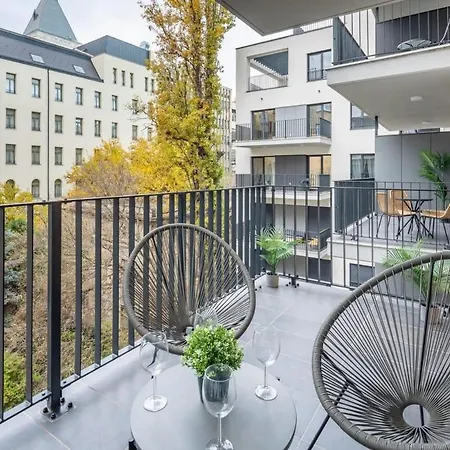 Rooftop Access - Balcony - -modern Budapest